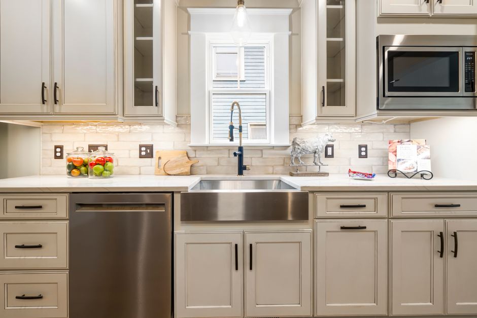Contemporary kitchen featuring a stainless steel farmhouse sink and modern appliances